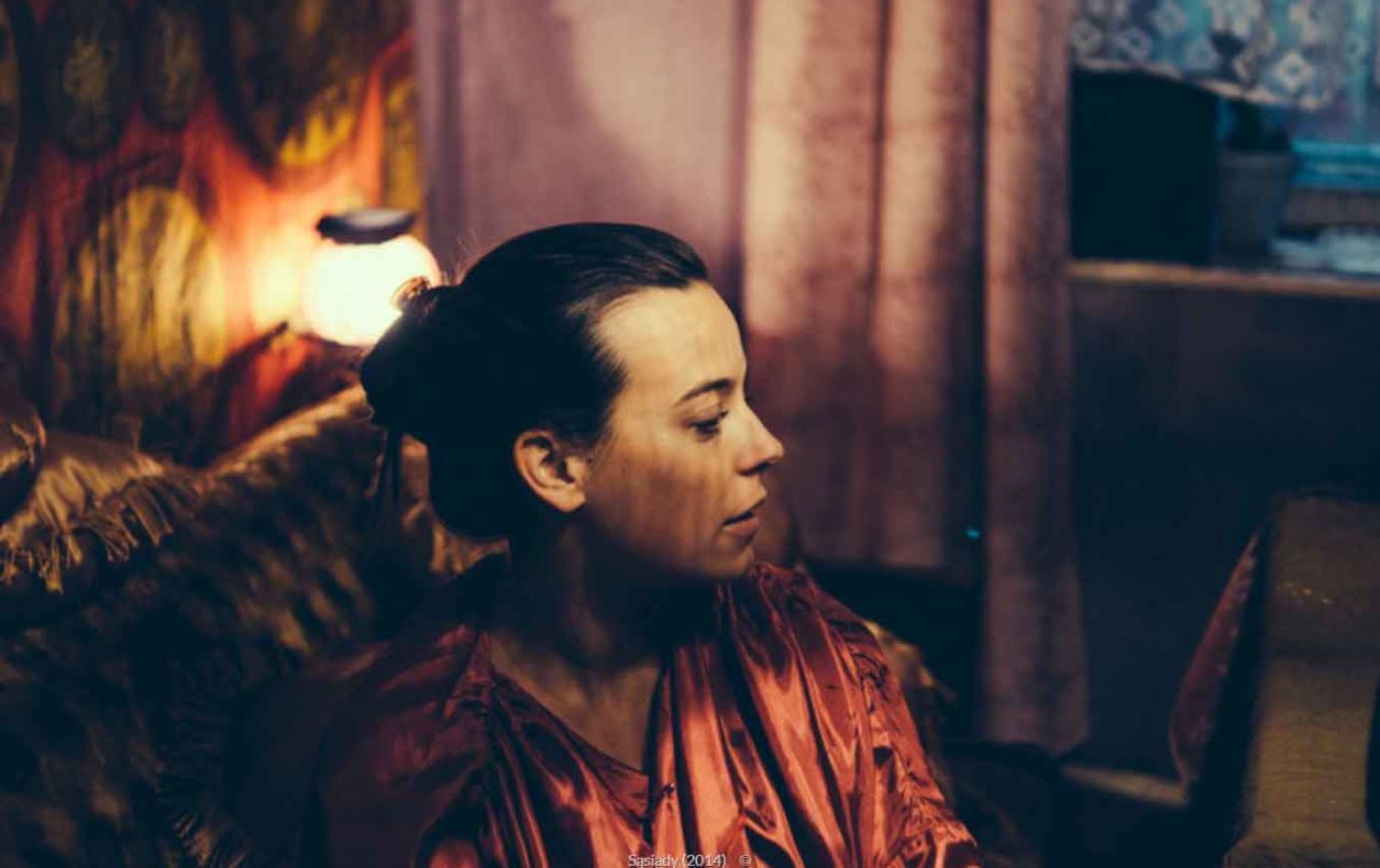 Kadr z filmu "Sąsiady". Na zdjeciu Anna Mucha