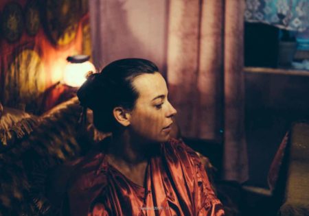 Kadr z filmu "Sąsiady". Na zdjeciu Anna Mucha