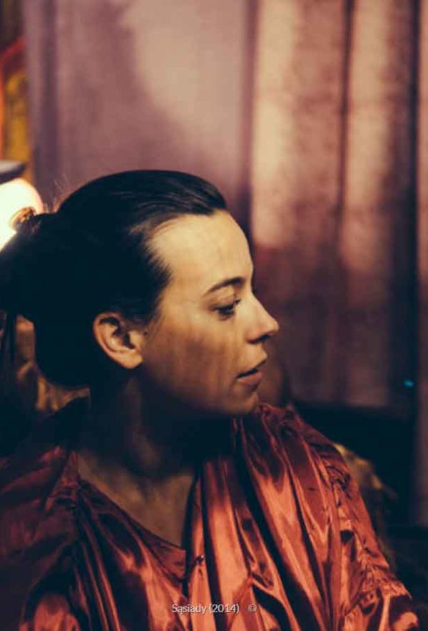 Kadr z filmu "Sąsiady". Na zdjeciu Anna Mucha